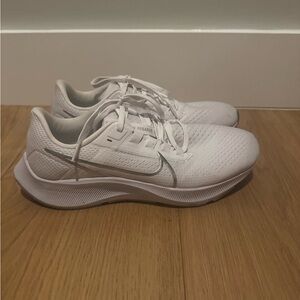 Nike Women's Pegasus White and Silver running shoes